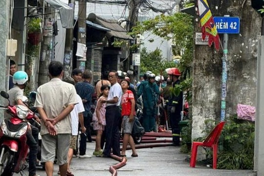 Cầm dao tấn công hàng xóm rồi cố thủ trong nhà