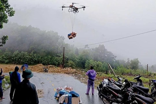 Flycam đưa hàng cứu trợ đến với người dân Trà Tân