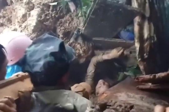 Sạt lở đất kinh hoàng, 6 căn nhà bị vùi lấp