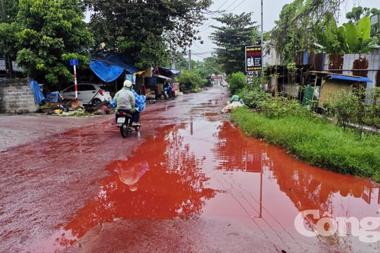 Thái Nguyên: Nước bùn đỏ tràn ra đường, người dân lo ngại ô nhiễm