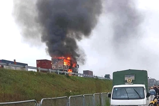 Xe tải bốc cháy dữ dội trên cao tốc