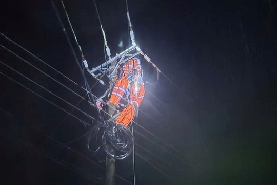 Gần 99% khách hàng miền Trung đã có điện trở lại sau lũ