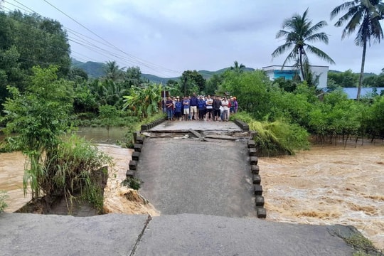 Sập cầu khiến 1 người rơi xuống sông, cô lập hàng trăm hộ dân