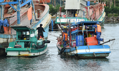 Bắt giữ 2 tàu cá tàng trữ, vận chuyển trái phép thiết bị VMS của tàu cá khác