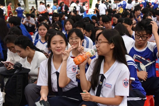 Học sinh TP. HCM hào hứng trải nghiệm công nghệ AI