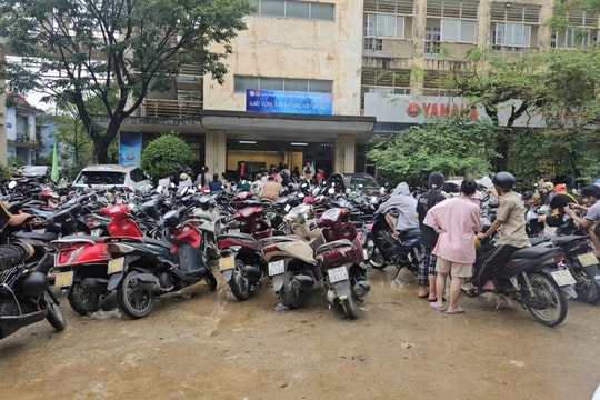 Thầy trò xuống phố, giúp người dân TP. Huế sửa xe sau lũ