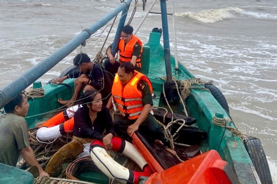 Cứu vớt kịp thời 2 ngư dân bị chìm tàu trên biển