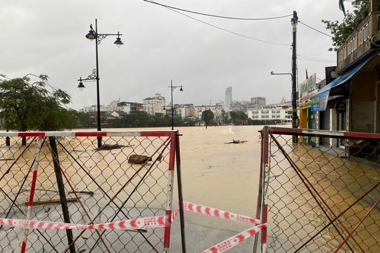 Huế mưa lớn, vết nứt 50m xuất hiện ở Long Quảng, di dời dân khẩn cấp