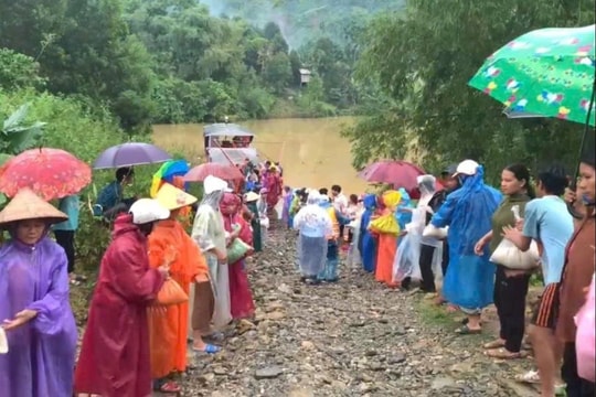 Trà Đốc bị chia cắt, lực lượng cứu trợ băng lũ tiếp tế