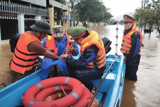 Kịp thời vượt lũ cứu người dân bị đột quỵ