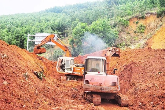 Mưa lớn khiến QL1A và đường Hồ Chí Minh qua Đà Nẵng sạt lở, ngập trở lại