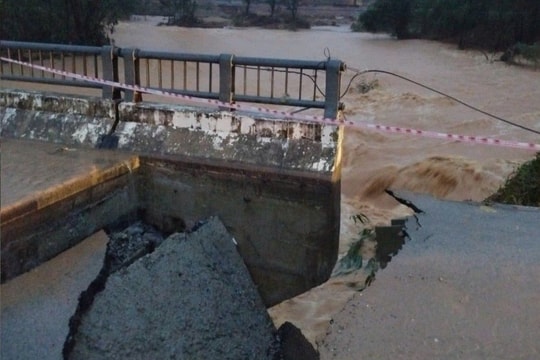 Sập mố cầu Phú Mậu, 3 xã vùng núi lại bị cô lập do mưa lớn