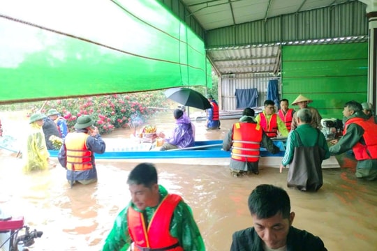 Nước lũ bao vây, xã hỗ trợ gia đình có cụ ông mất 3 ngày đi hỏa táng