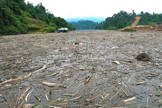 Rác, gỗ mục "bủa vây" mặt hồ thủy điện Hủa Na