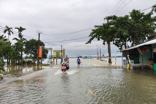 Mưa lớn gây ngập sâu diện rộng tại Đà Nẵng và các vùng lân cận