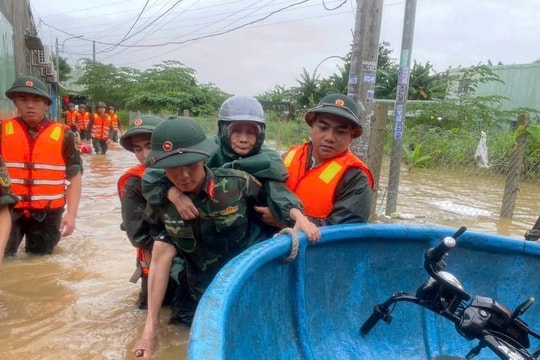 Quân đội kịp thời di dời dân khỏi vùng sạt lở, ngập lụt