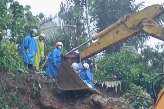 "Phương tiện đặc biệt" giúp thầy cô vượt qua điểm sạt lở đến trường