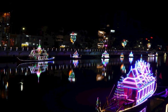 Lung linh sắc màu Đêm hội thả đèn nước – Ghe Cà Hâu