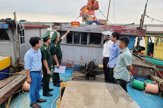 Ngư dân Bạch Long Vĩ ký cam kết vận hành thiết bị giám sát, góp sức gỡ “thẻ vàng" IUU