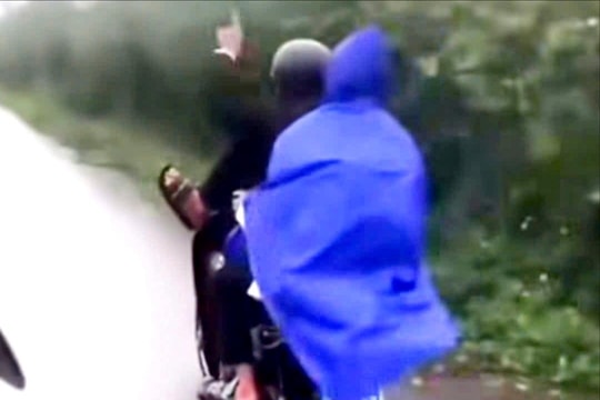 Xử lý nhóm thanh thiếu niên khoe “chiến tích” điều khiển xe máy bằng chân