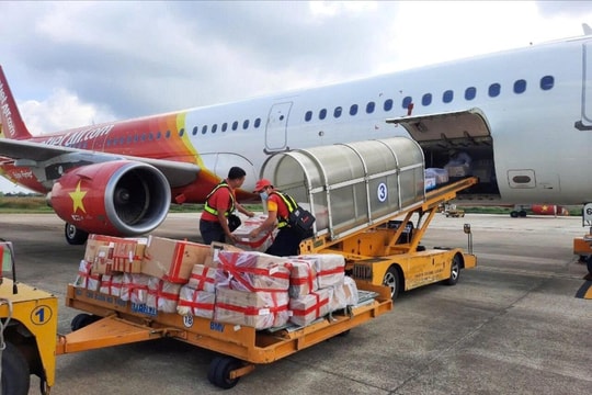 Vietjet cùng đồng bào vượt bão lũ, lan tỏa yêu thương