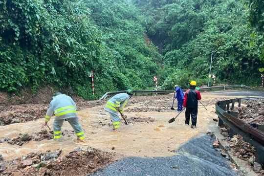 Công an các xã, phường ở Huế chủ động hỗ trợ Nhân dân vượt qua mưa lũ