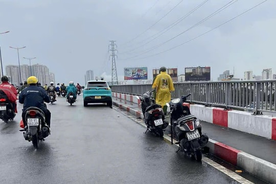 TP.HCM: Bỏ lại taxi dùng dao tự tử rồi nhảy cầu Sài Gòn