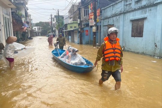 Sau đỉnh lũ, Huế kích hoạt cao điểm phòng chống bão KALMAEGI