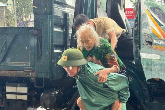 Lội nước hơn một cây số đưa cụ già bị tai biến đến nơi an toàn