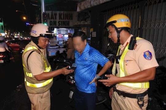 CSGT TP.HCM quyết liệt với "ma men" dịp cuối năm