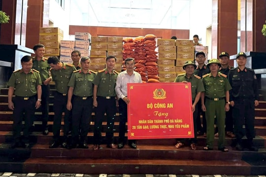 Bộ Công an thăm, động viên nhân dân vùng lũ và lực lượng Công an làm nhiệm vụ tại Đà Nẵng