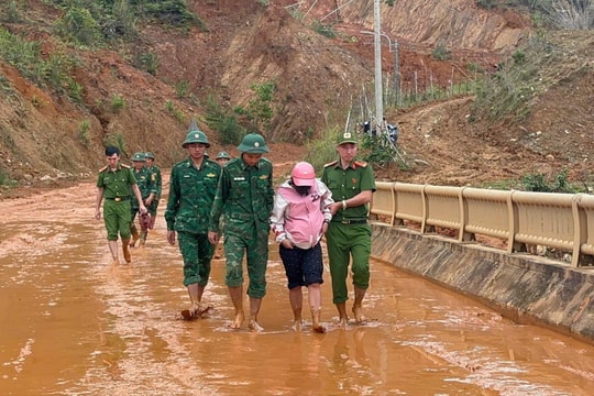 Băng suối, vượt lũ cứu người bệnh ở xã vùng cao Hùng Sơn