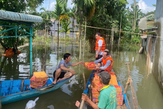Trao quà hỗ trợ người dân vùng ngập lụt từ nguồn ngân sách thành phố