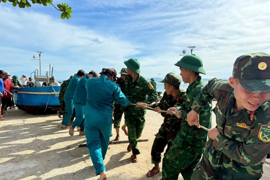 43 hộ neo đơn ở xã đảo Nhơn Châu được giúp chằng chống nhà cửa, di dời đến nơi trú tránh an toàn