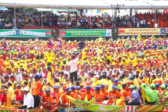 Tưng bừng khai mạc giải Đua ghe Ngo thành phố Cần Thơ năm 2025