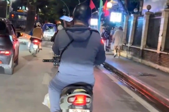 Xử phạt thanh niên vừa điều khiển xe vừa sử dụng điện thoại di động