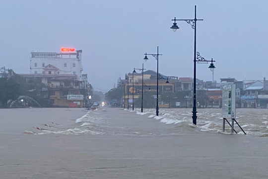 Gió mạnh, sóng lớn trên Biển Đông – miền Trung lại chuẩn bị đón mưa lớn