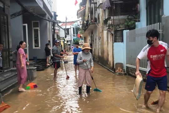 Huế tất bật dọn dẹp sau lũ, “Nước rút đến đâu, sạch đến đó”
