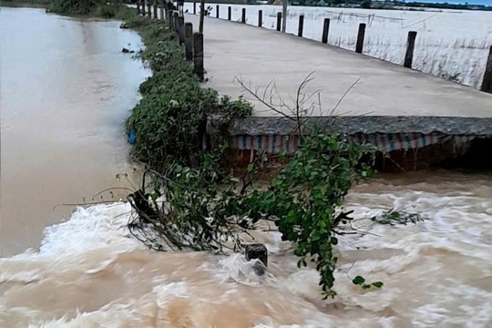 Đê ven sông tại Quảng Điền bị sạt lở, giao thông chia cắt