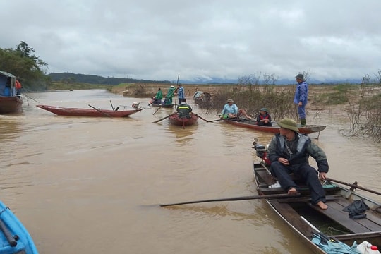 Tìm kiếm người chồng mất tích sau vụ lật thuyền