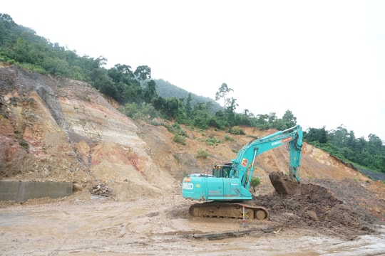 Cao tốc La Sơn - Hòa Liên tạm cấm đường do sạt lở và nứt mặt đường