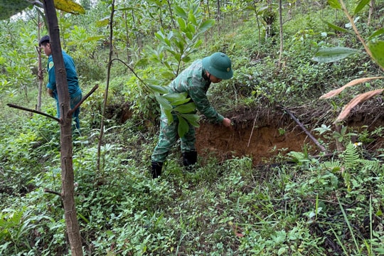 Di dời khẩn cấp 17 hộ dân sau khi xuất hiện vết nứt đất dài hơn 100m