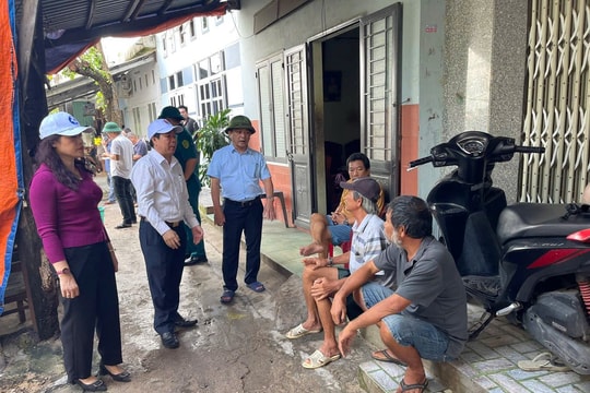 Gia Lai khẩn trương di dời dân, dùng máy cẩu đưa tàu thuyền lên cao tránh siêu bão Kalmaegi