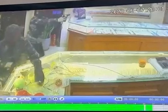 Video: Vờ mua vàng rồi táo tợn cướp tháo chạy