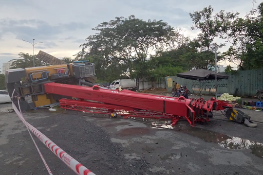 TP.HCM: Cần cẩu rơi khỏi xe đầu kéo, 1 người nhập viện