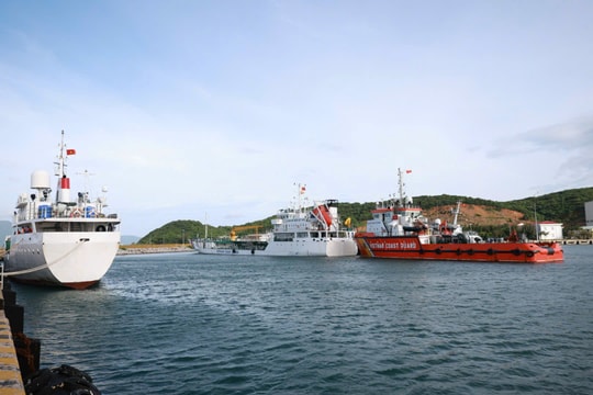 Cảnh sát biển kiểm tra công tác ứng phó bão số 13