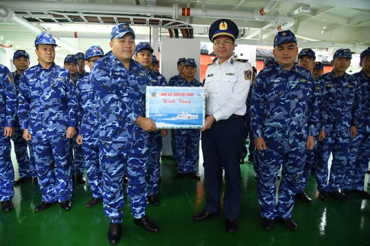 Tàu CSB 8004 sẵn sàng lên đường thực hiện nhiệm vụ đối ngoại quốc phòng