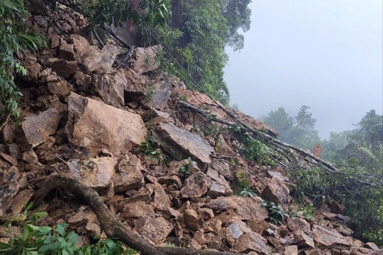 Mưa lũ gây sạt lở nghiêm trọng trên đường Hồ Chí Minh nhánh Tây