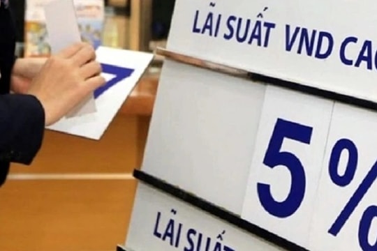 Nhiều ngân hàng nâng lãi suất huy động vượt 7%/năm