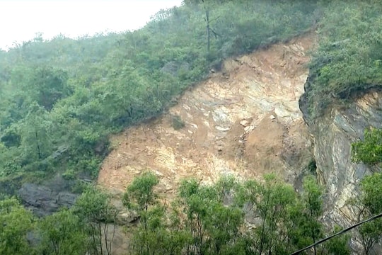 Sạt lở đất tại núi Thành ở Nghệ An khiến người dân lo lắng